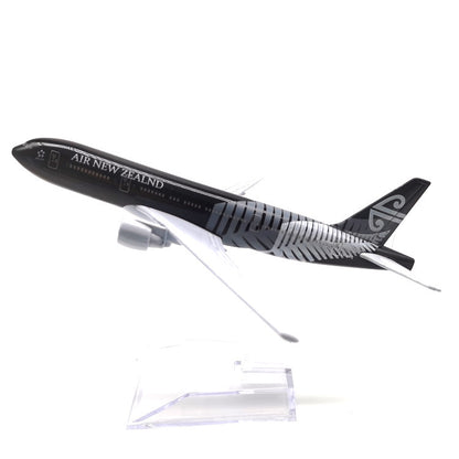 16CM Boeing 77 Airplane Model Toy Ornaments
