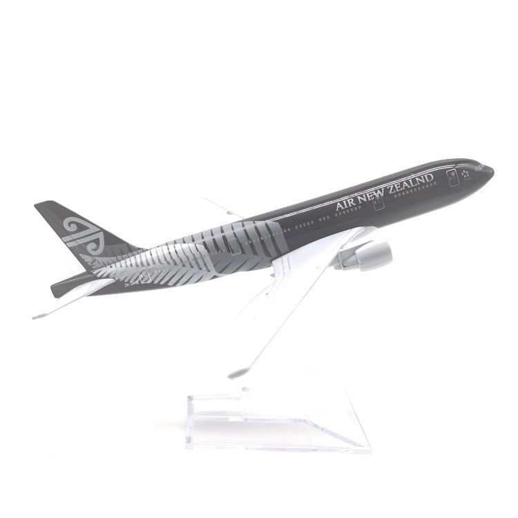 16CM Boeing 77 Airplane Model Toy Ornaments
