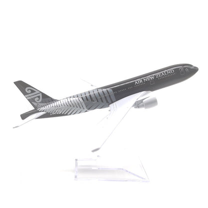 16CM Boeing 77 Airplane Model Toy Ornaments